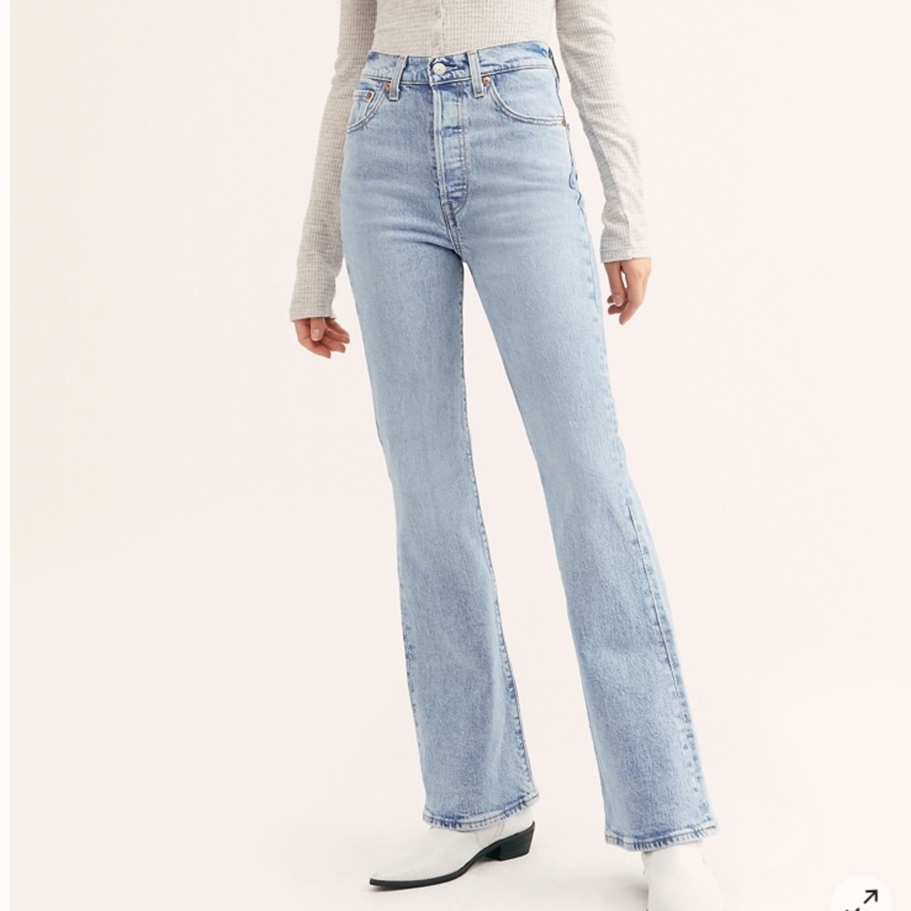 Levi’s Ribcage Flare Jeans in Tango Light